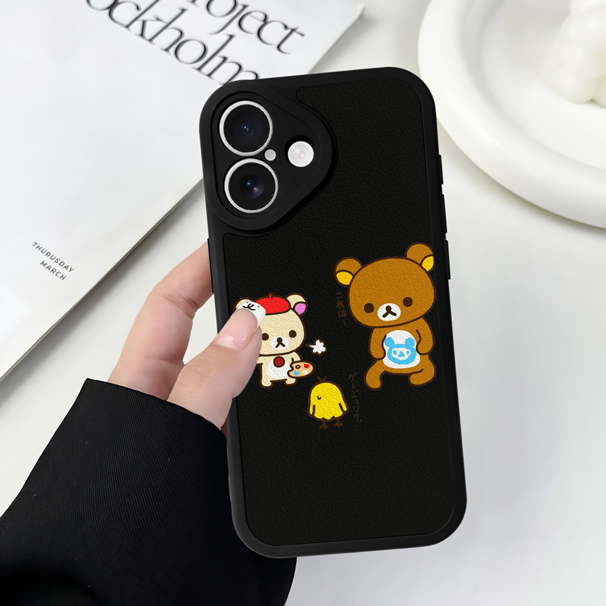 （画像用） リラックマ リラックマ キイロイトリ Rilakkuma Korilakkuma Kiiroitori 【iPhone 16シリーズ対応】シリコンスマホケース（レザー調） 材質：シリコン